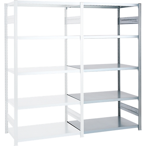 Étagère métallique, une partie peinte en blanc, une partie en argent. Quatre étagères horizontales. L'étagère est posée sur un fond blanc.