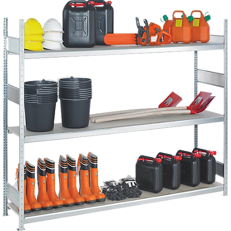 Une étagère remplie d'équipement de travail : bidons, scie, pelles, seaux, bottes en caoutchouc, gants.