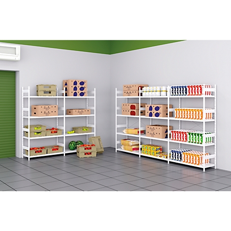 Étagères avec boîtes et produits dans un entrepôt. Couleurs : blanc, vert, marron. Le sol est carrelé gris.