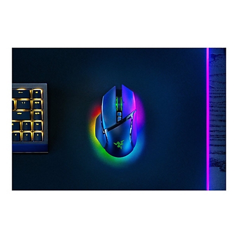 Draufsicht auf eine blaue Gaming-Maus mit bunten Lichtern, die auf einer schwarzen Oberfläche liegt, neben einem Keyboard.