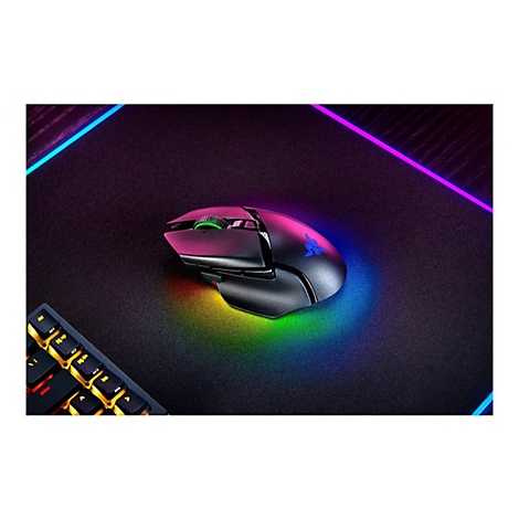 Schwarze Gaming-Maus mit RGB-Beleuchtung, neben Tastatur auf schwarzer Oberfläche mit farbigem Licht. Maus hat Razer-Logo.