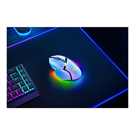 Kabellose Gaming-Maus mit RGB-Beleuchtung auf einer schwarzen Mausunterlage mit RGB-Lichtern. Daneben eine RGB-beleuchtete Tastatur.