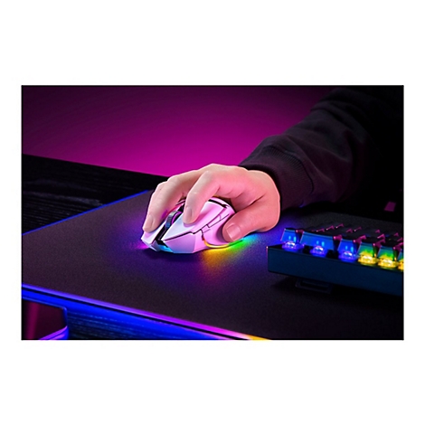 Eine Hand bedient eine weiße Gaming-Maus auf einem Mauspad. Ein Teil einer beleuchteten Tastatur ist zu sehen.