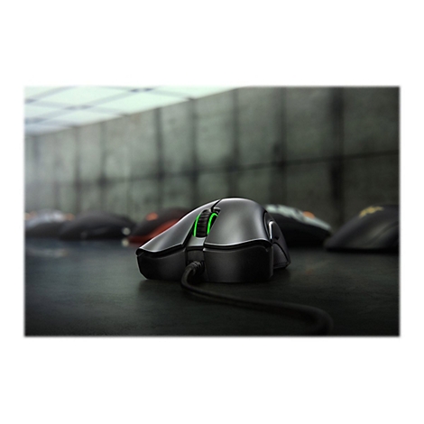 Ein schwarzer Gaming-Maus, im Vordergrund, grÃ¼ne Akzente. Weitere MÃ¤use unscharf im Hintergrund.