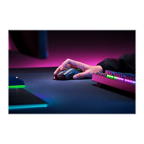 Person bedient eine graue Maus, neben einer pinkfarbenen Tastatur. Das Szenario ist in blau-pinkes Licht getaucht.