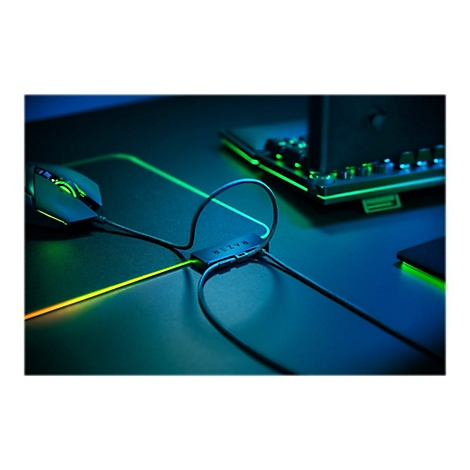 Gaming-Maus mit Kabel, Razer-Logo, RGB-Beleuchtung auf Mauspad und Tastatur. Dunkler Hintergrund mit Neonlicht.