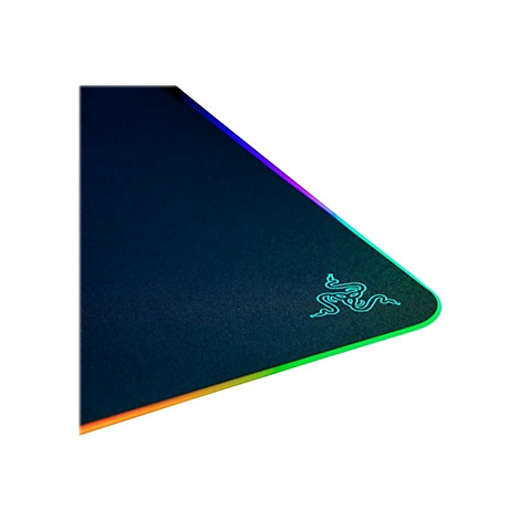 Ecke eines schwarzen Gaming-Mauspads mit mehrfarbiger RGB-Beleuchtung und Razer-Logo.