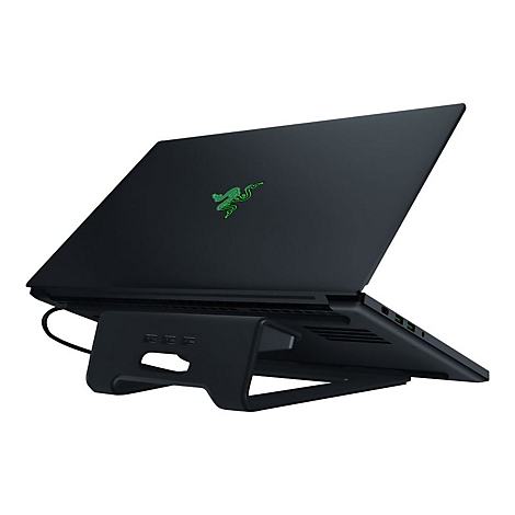 Schwarzer Laptop mit grünem Logo steht auf einem schwarzen Ständer. Der Bildschirm ist geöffnet.