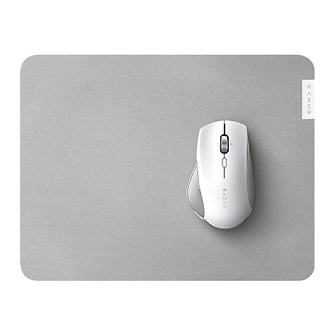 Graues Mauspad mit weiÃŸer Maus, Razer Logo sichtbar.