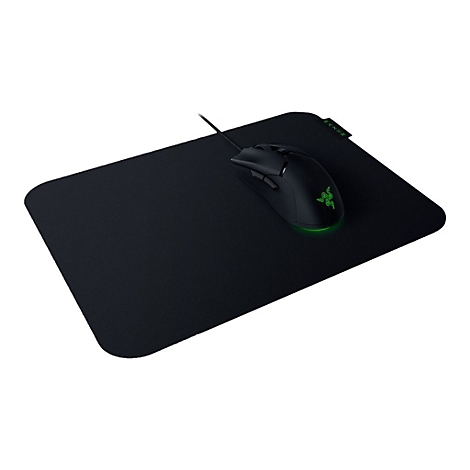 Schwarze Razer Gaming-Maus mit grün leuchtendem Logo auf einem rechteckigen, schwarzen Mauspad.
