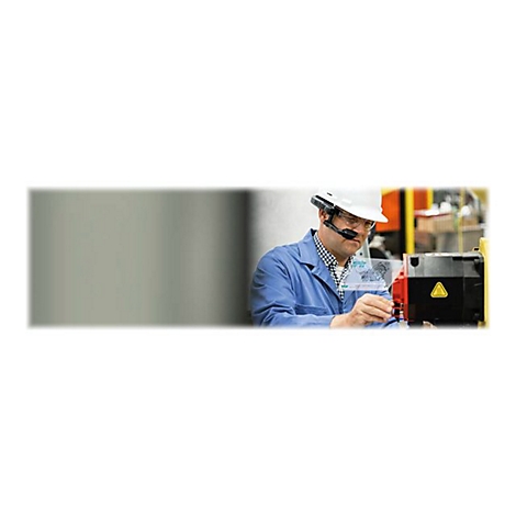 Ein Arbeiter in blauer Arbeitskleidung mit Schutzhelm und AR-Brille, die er in einer Fabrik benutzt.