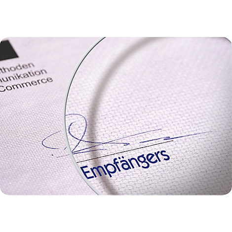 Close-up of a document showing signature and the word „Empfängers“ in blue under a magnifying glass.
