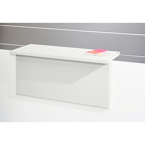 Witte tafel met twee boeken. De tafel staat voor een grijze muur.