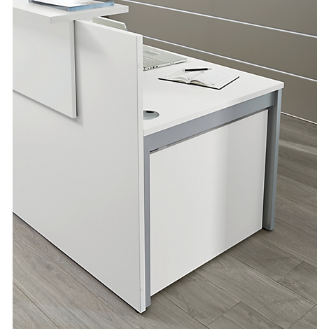 Moderne witte receptiebalie met een zilveren metalen frame op een grijze houten vloer.