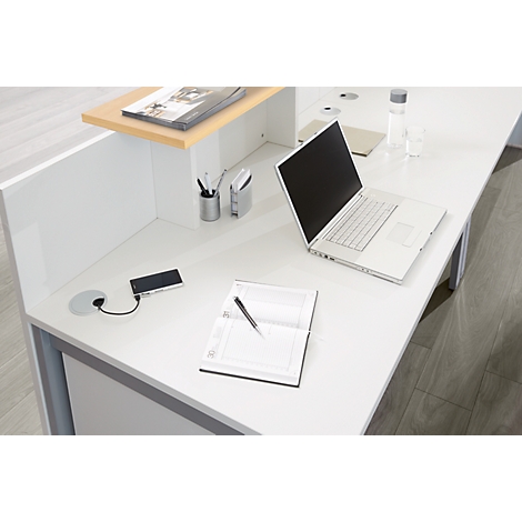 Modern wit bureau met laptop, notitieboek en smartphone, ingericht voor kantoorwerk.