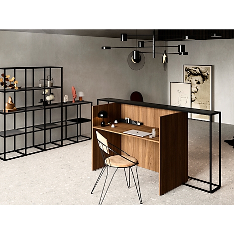 Kantoor met bureau, stoel, stelling en kunst aan de muur. Hout en zwarte elementen domineren het ontwerp. De ruimte ziet er modern uit.