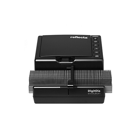 Schwarzer Reflecta DigitDia Evolution Dia-Scanner mit eingesetztem Diamagazin vor weißem Hintergrund.
