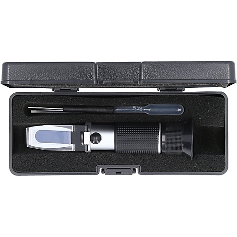 Refraktometer in schwarzem Koffer, mit Pipette. Der Deckel des Koffers ist offen.