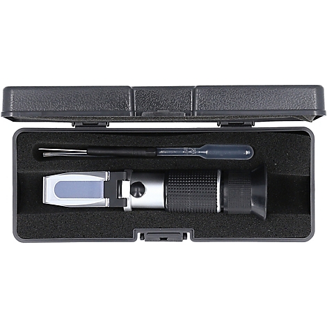 Ein Refraktometer in einem schwarzen Etui, daneben eine Pipette. Der Deckel des Etuis ist offen.