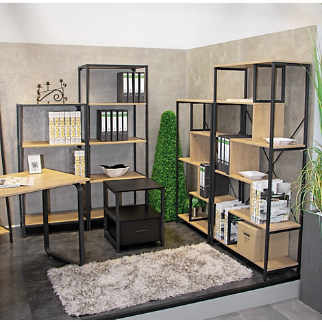 Büro mit Regalen, Schreibtisch, Beistelltisch, Teppich und Dekoration. Helle Holzoptik, schwarze Stahlrahmen.