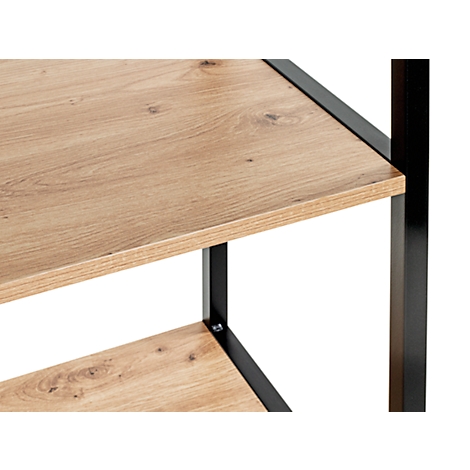 Nahaufnahme eines Regals, Holzoptik mit schwarzem Metallrahmen. Details der Holzmaserung sichtbar.