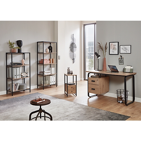 Büroeinrichtung mit Schreibtisch, Regalen und Zubehör. Helle, moderne Atmosphäre. Auf dem Schreibtisch steht ein Laptop.