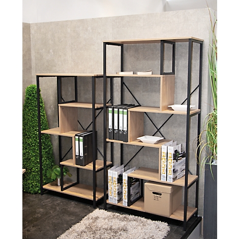 Zwei Holzregale mit schwarzen Metallrahmen. Auf den Regalen stehen Ordner, Bücher und Deko-Elemente.