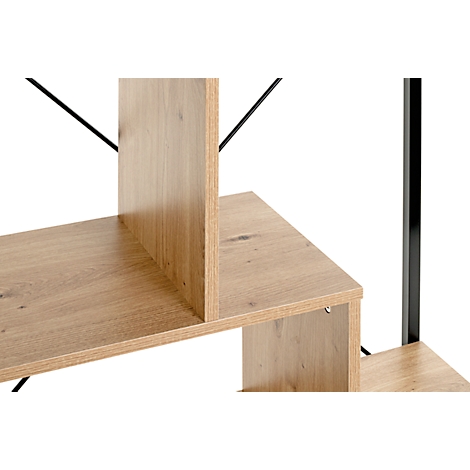 Detailaufnahme eines Holzregals mit schwarzen Metallstreben. Die Regalböden sind hellbraun, die Metallstreben schwarz.