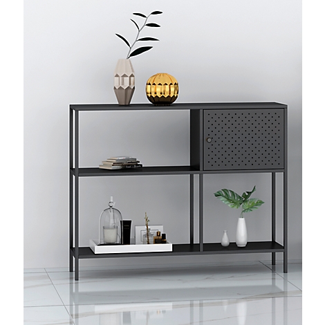 Schwarzes Metallregal mit Fächern und perforierter Schranktür, dekoriert mit Vasen und Wohnaccessoires.