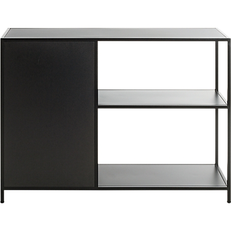 Schwarzes Regal mit Tür und zwei offenen Ablagefächern. Metallrahmen, schlichtes Design.