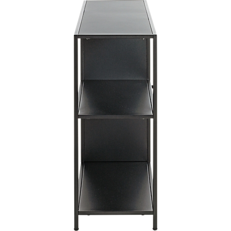 Schwarzes, minimalistisches Regal mit drei Ebenen. Es ist vor weißem Hintergrund zu sehen.