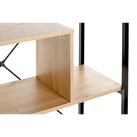 Nahaufnahme eines Regals aus Holz und Metall mit Eckdetails und offenen Fächern.
