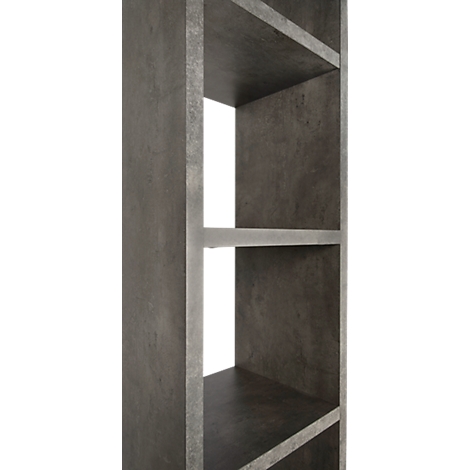 Detaillierte Nahaufnahme eines Betonregals mit drei offenen Fächern und einem hellen Hintergrund.