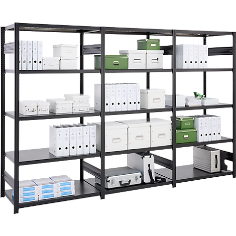 Schwarzes Metallregal mit Büchern, Boxen und Ordnern, gefüllt. Auf den Regalen sind verschiedene Gegenstände verstaut.