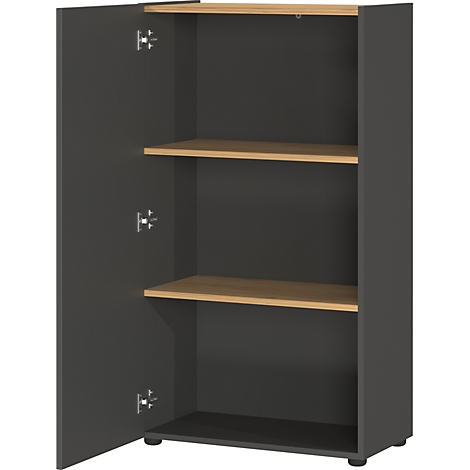 Ein geöffneter, grauer Schrank mit Holzböden. Die linke Tür ist geöffnet und zeigt Regale im Inneren.