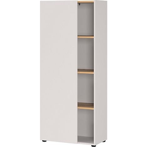 Weißer Schrank mit geöffneter Tür, Regalbretter aus Holz. Schwarze Füße.