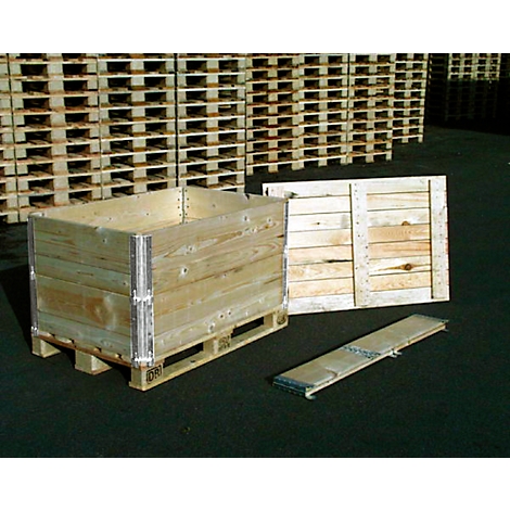 Caisse en bois sur palette avec panneau latéral retiré et pièce détachée.
