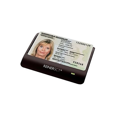 Ein ReinerSCT Kartenlesegerät mit einem eingesteckten deutschen Personalausweis auf weißem Hintergrund.