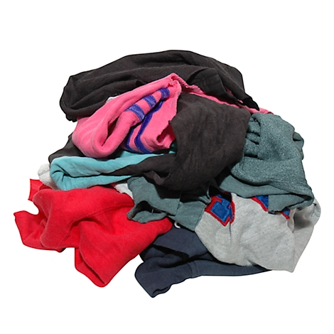 Een stapel kleding in verschillende kleuren op een witte achtergrond.