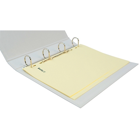 Classeur blanc ouvert avec des feuilles jaunes ; anneaux métalliques.