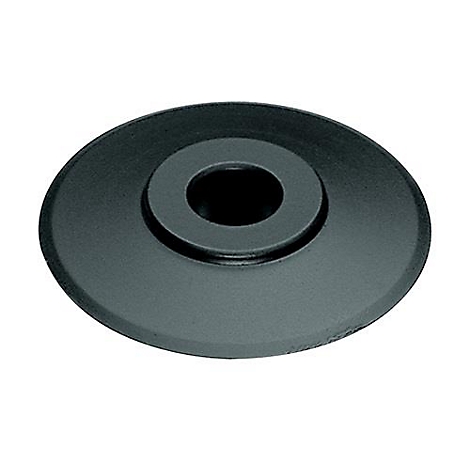 Een zwart metalen onderdeel met een ronde, verhoogde rand en een gat in het midden.