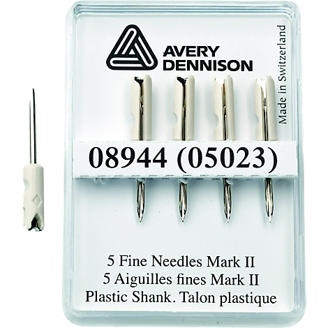 Naalden in plastic verpakking. Naast de verpakking een enkele naald met witte handgreep. Opschrift: Avery Dennison, 08944, 5 Fine Needles, Plastic Shank.