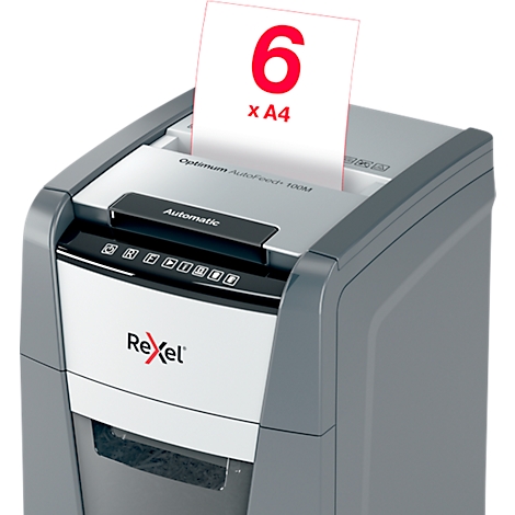 Een grijze Rexel-papierversnipperaar versnippert papier. Op de invoer staat een kaart met het getal 6 in rood.