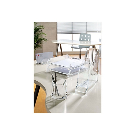 Ensemble d'organisation de bureau en plastique transparent sur un bureau. Comprend des corbeilles à papier, un porte-stylo et un bac à lettres.