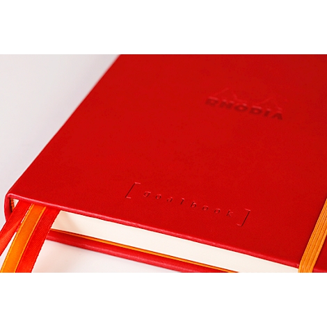 Carnet rouge, gros plan. Livre relié avec signets en papier et gaufrage.