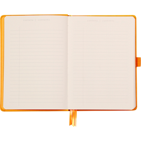 Un carnet orange ouvert avec des pages lignées vierges. Un signet et un support sont visibles.