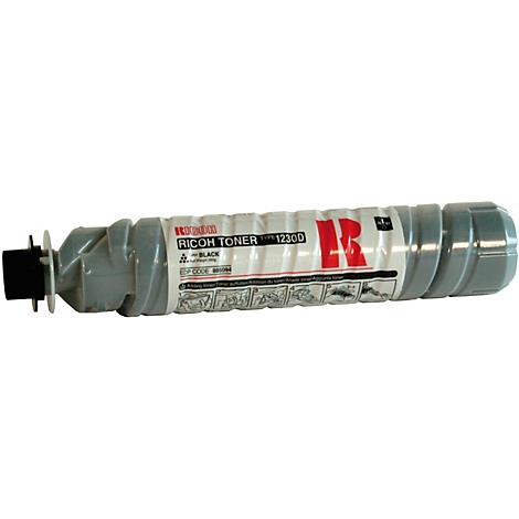 Graue Tonerpatrone mit weißem Etikett und roter Schrift. Aufgedruckt sind "Ricoh Toner" und Anweisungen. Links befindet sich ein schwarzer Kunststoffaufsatz.