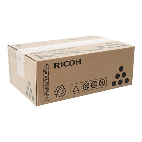 Boîte en carton avec le logo RICOH. La boîte comporte des symboles pour la manipulation de l'expédition et un avis "HANDLE WITH CARE".