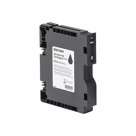 Schwarze Tintenpatrone für Textilien. Beschriftung: RICOH, Garment Ink Cartridge K Type 1. Die Patrone ist teilweise beschriftet.