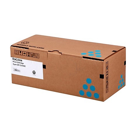 Brauner Karton mit cyanfarbenen Markierungen und Text: RICOH, Cyan SP C310HE, Vorsicht zerbrechlich.